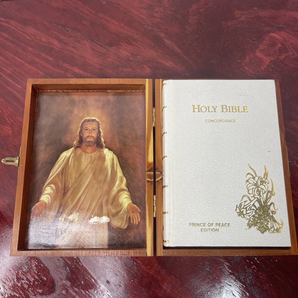 Vtg 1976 HOLY BIBLE Concordance Prince Of Peace Edition W/ Engraved Wooden Box